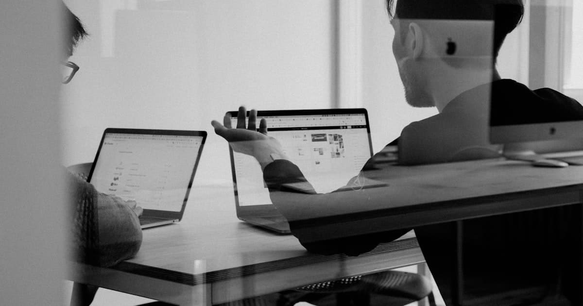 AI Agents vs Chatbots: Examples, Differences, and Which One You Need